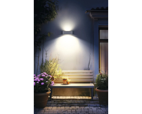 Vonkajší priestor s lavičkou, kvetináčmi a nástenným svietidlom