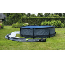 Montáž záhradného bazéna vonku s bazénovou fóliou na trávniku