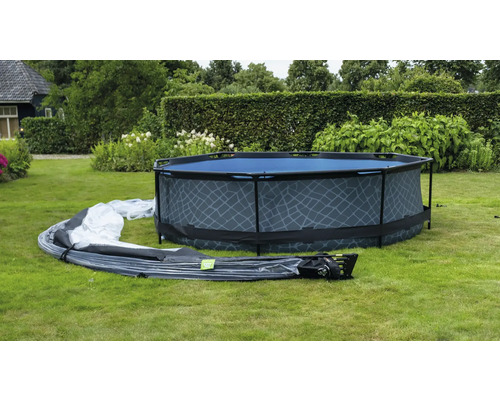 Montáž záhradného bazéna vonku s bazénovou fóliou na trávniku