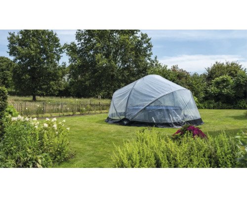 Vonkajšia vírivka s priehľadným kupolovitým stanom v záhrade