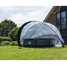 Kryt bazéna s priehľadným zastrešovacím oblúkom na trávniku