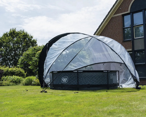 Kryt bazéna s priehľadným zastrešovacím oblúkom na trávniku