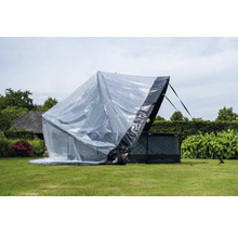 Bazén s priehľadným krytom v záhrade