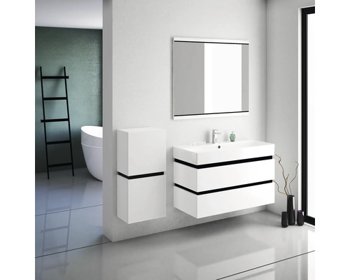 Moderná kúpeľňa s bielym umývadlom, zrkadlovou skrinkou a rebríkom na uteráky