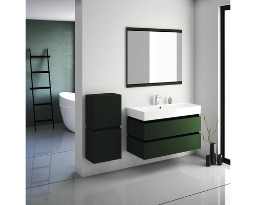 Kúpeľňa s umývadlom, zrkadlom, spodnou skrinkou a regálom