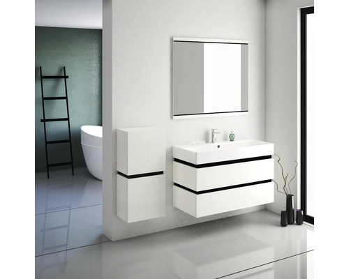 Moderná kúpeľňa s umývadlovou skrinkou, zrkadlovou skrinkou a vysokou skrinkou