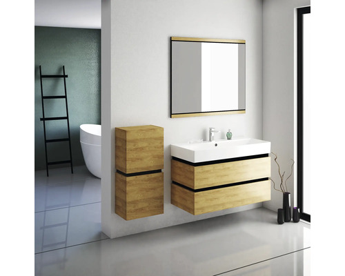 Kúpeľňa s umývadlom, zrkadlovou skrinkou a vysokou skrinkou vo vzhľade dreva