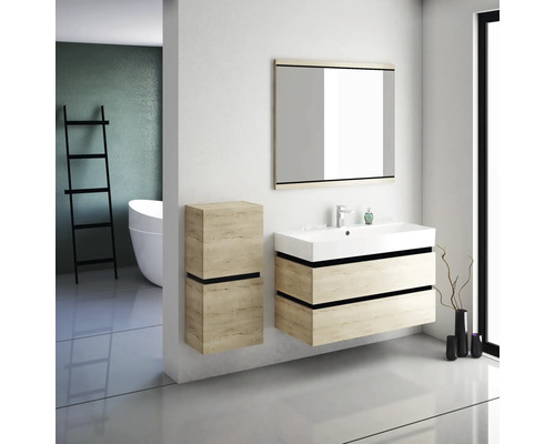 Moderná kúpeľňa s umývadlom, zrkadlom a závesnou skrinkou vo svetlom drevenom dekore