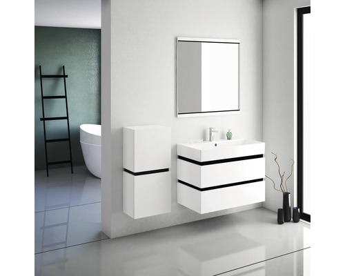 Moderná kúpeľňa s bielou umývadlovou skrinkou, zrkadlovou skrinkou a vysokou skriňou