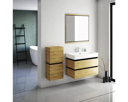 Svetlá kúpeľňa s umývadlovou skrinkou, zrkadlovou skrinkou a vysokou skrinkou z dreva