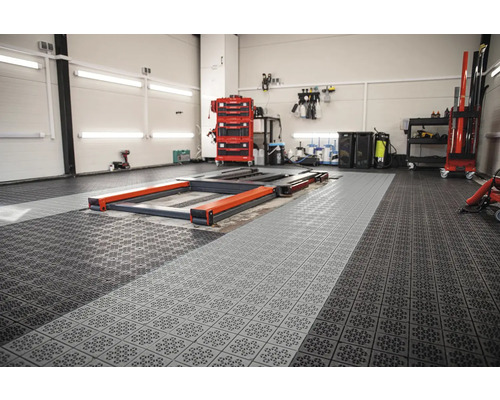 Dielňa so zdvihákom a podlahovými dlaždicami