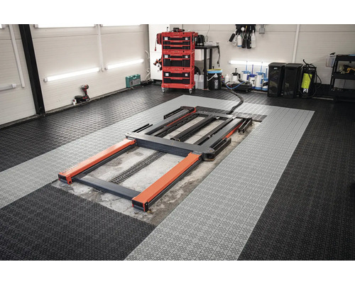 Dielňa s podlahovými dlaždicami a zdvihákom