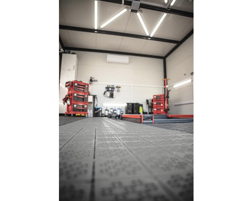 Dielňa s podlahovými dlaždicami, vozíkom na náradie a pracovný stôl pre domácich majstrov