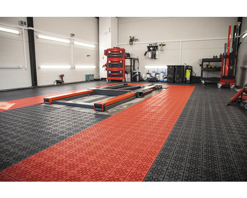 Dielňa s modulárnou podlahovou krytinou v čiernej a červenej farbe a zdvíhacou plošinou