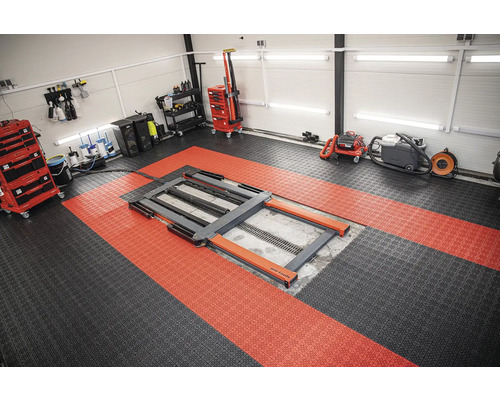 Dielňa so zdvihákom, vozíkmi na náradie a podlahovými dlaždicami