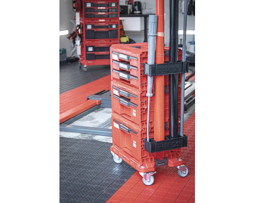 Dielenská scéna s pojazdným vozíkom na náradie so zásuvkami a držiakom na náradie