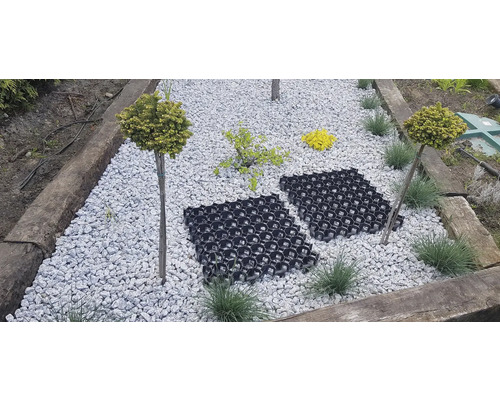 Záhrada so štrkom a zatrávňovacími dlaždicami