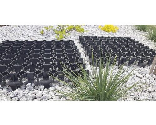 Plastové zatrávňovacie dlaždice na upevnenie štrkových plôch v záhrade.