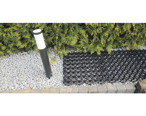 Scéna s trávnou mriežkou, okrasným štrkom, vonkajším svetlom a živým plotom