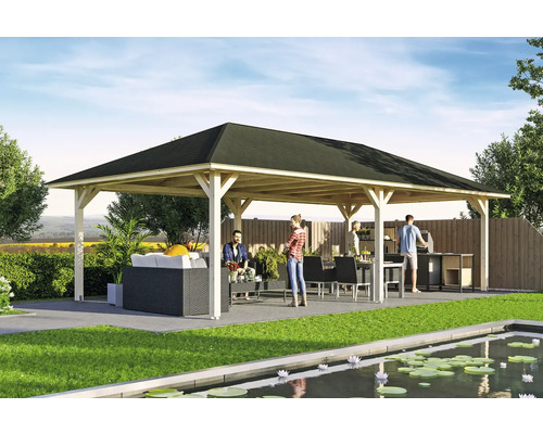 Drevený záhradný altánok s nábytkom a grilom v záhrade