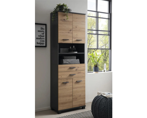 Vysoká skrinka s dvierkami a zásuvkami v kúpeľni