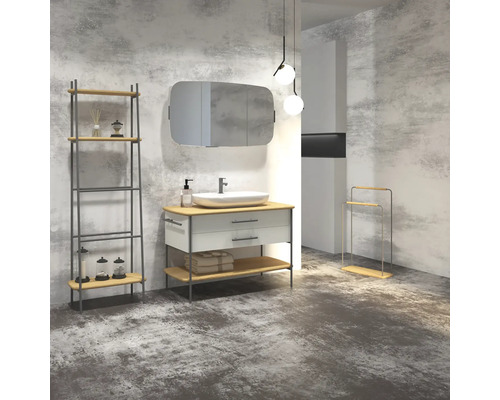 Kúpeľňa s umývadlom, zrkadlom, regálom a držiakom na uteráky