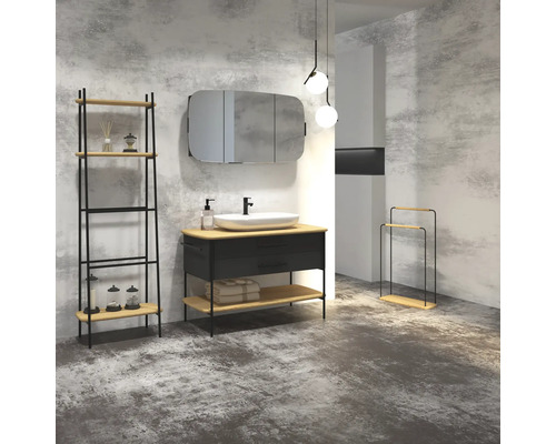 Kúpeľňa s umývadlom, zrkadlová skrinka, regál a vešiak na uteráky