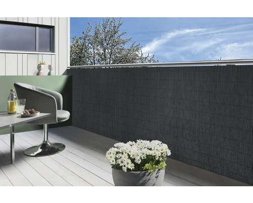 Balkón s ochranou súkromia, stolička, stôl a kvetináč s margarétkami