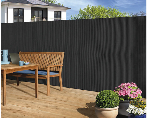 Záhradná scéna s plotom na ochranu súkromia, dreveným stolom a lavičkou