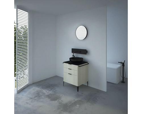 Moderná kúpeľňa s umývadlom, zrkadlom a vaňou.