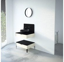 Moderná kúpeľňa s umývadlom, zrkadlom a úložným nábytkom