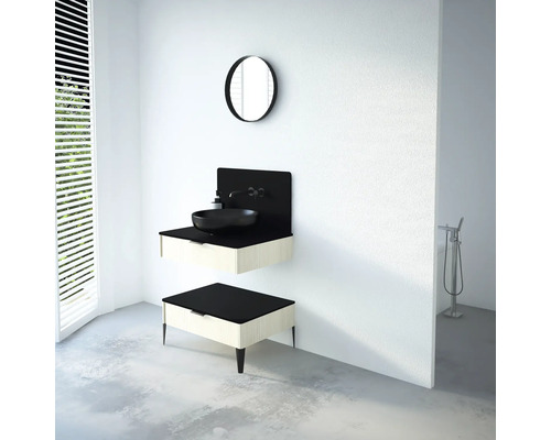 Moderná kúpeľňa s umývadlom, zrkadlom a úložným nábytkom