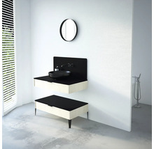 Kúpeľňa s umývadlom, okrúhlym zrkadlom a úložným priestorom