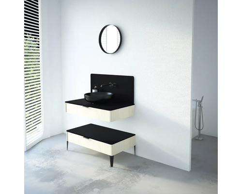 Kúpeľňa s umývadlom, okrúhlym zrkadlom a úložným priestorom