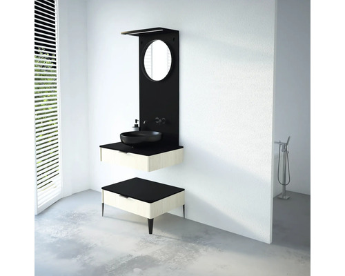 Moderná kúpeľňa s umývadlom, zrkadlom a spodnou skrinkou v minimalistickom dizajne