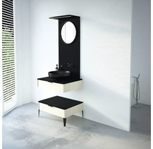 Moderná kúpeľňa s umývadlom, zrkadlom a spodnou skrinkou v čiernej farbe a vzhľade dreva.