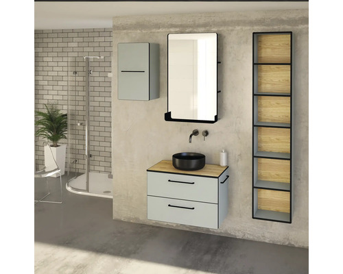 Kúpeľňa s umývadlom, zrkadlom, závesnou skrinkou a regálom