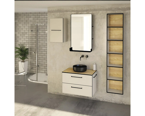 Kúpeľňa s umývadlovou skrinkou, umývadlom na dosku, zrkadlovou skrinkou a policovým systémom