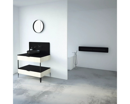 Moderná kúpeľňa s umývadlom, zrkadlom a vaňou