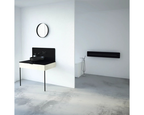 Moderná kúpeľňa s umývadlom, zrkadlom, vaňou a rebríkovým radiátorom