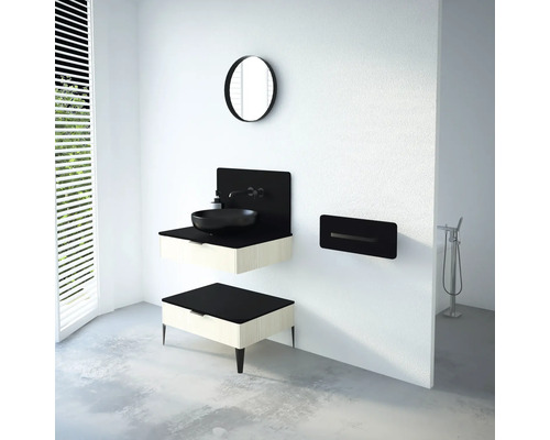 Moderná kúpeľňa s umývadlom, zrkadlom, umývadlovou skrinkou a úložnou policou