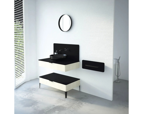 Moderná kúpeľňa s umývadlom, skrinkou pod umývadlom, zrkadlom a držiakom na uteráky