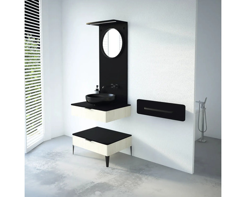 Moderná kúpeľňa s umývadlom, zrkadlom a úložnými priestormi v čiernej a béžovej farbe.