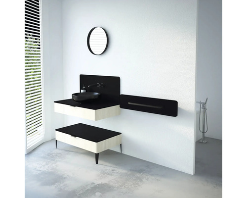 Moderná kúpeľňa s umývadlom, zrkadlom a držiakom na uteráky