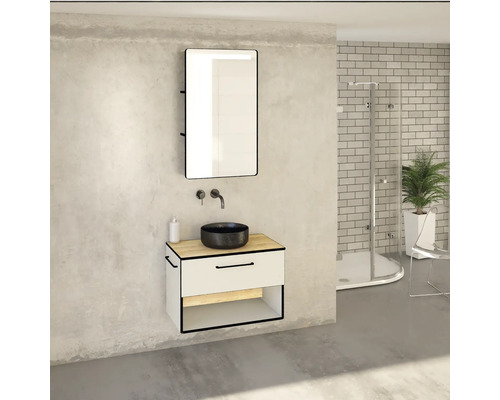 Kúpeľňa s umývadlom, zrkadlom, batériou a sprchovacím kútom