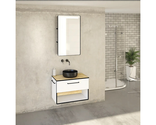 Moderná kúpeľňa s umývadlom, zrkadlom a sprchou