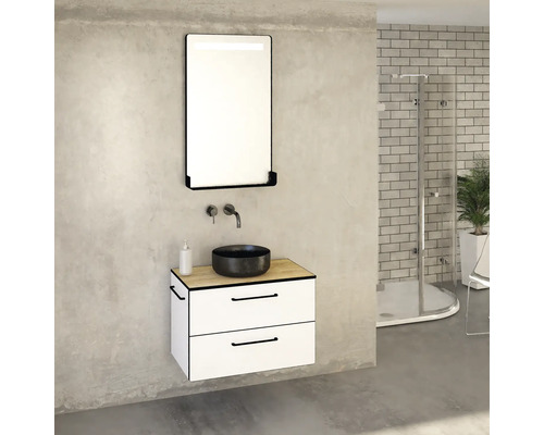 Moderná kúpeľňa s umývadlom, skrinkou, zrkadlom a sprchovacím kútom.