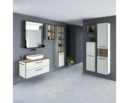 Kúpeľňa s umývadlom, zrkadlom, závesnými skrinkami a úložným priestorom pre kúpeľňové potreby