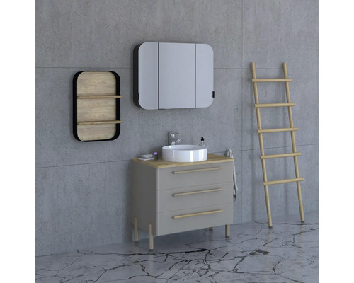 Kúpeľňa s umývadlom, zrkadlom, policou a rebríkom