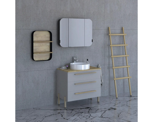 Kúpeľňa s umývadlovou skrinkou, zrkadlovou skrinkou, policou a rebríkom